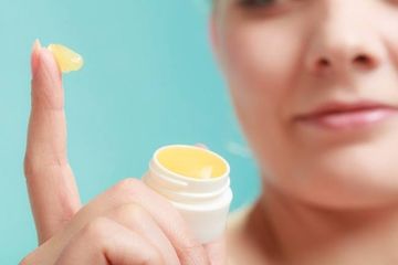 Produk kosmetik dengan bahan petroleum jelly meningkatkan minyak dan menyebabkan panu.