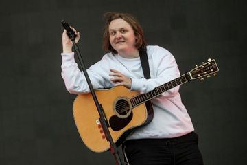 Mengalami Gangguan Kesehatan Saat Manggung di Jerman, Lewis Capaldi Idap Sindrom Tourette Selama ini, Apakah Bisa Disembuhkan?