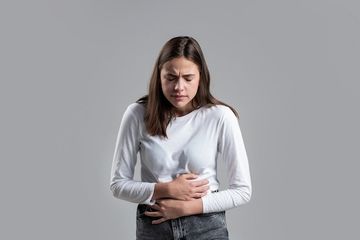 Kenali Penyebab Sakit Perut Sebelah Kiri yang Dialami Wanita