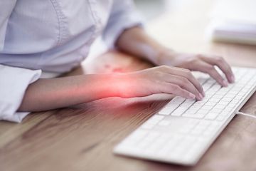 Tangan Kesemutan Ketika Mengetik Gejala Carpal Tunnel Syndrome, Lakukan Ini di Rumah