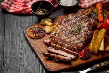 Daging merah terutama yang dijadikan untuk steak termasuk makanan yang dihindari penderita kolesterol.