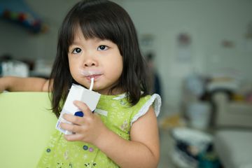 Dalam memilih susu anak pengganti ASI, orangtua disarankan melihat tiga hal ini oleh dr Denta.