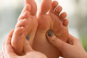 Pijat refleksi kaki memberikan banyak manfaat kesehatan.