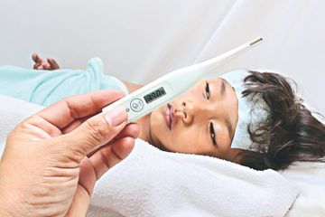 Rambut rontok pada anak yang terjadi saat demam bisa berlangsung selama berbulan-bulan.
