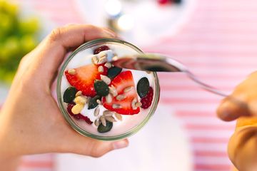 Yogurt plain dengan potongan buah-buahan salah satu menu sarapan sehat penderita kolesterol.