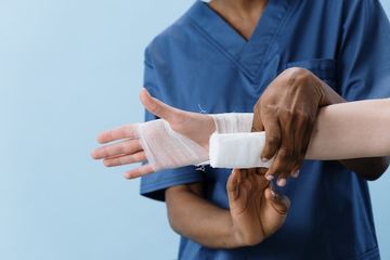 Cara Mengganti Kasa Perban Luka di Tubuh dengan Aman dan Higienis