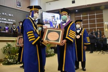 Prof. Dr. Mohammad Zen Rahfiludin SKM, M. Kes, saat dikukuhkan menjadi Guru Besar di Fakultas Kesehatan Masyarakat Universitas Diponegoro di Semarang (27/09/2022).
