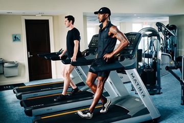 Jalan mundur di treadmill bisa mengatasi nyeri lutut.