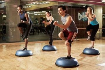 Pelajari lebih dulu berlatih dengan bosu ball sebelum menggunakan untuk menghindari cedera.