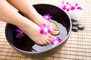 Lakukan perendaman kaki terlebih dulu dalam air hangat saat menghilangkan kapalan di kaki