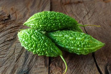 Menurunkan asam urat dengan pare jadi salah satu alternatif yang layak dicoba.