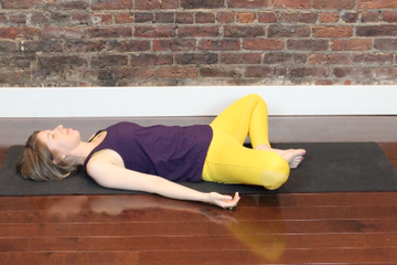 Dewi terlentang (supta baddha konasana), peregangan sebelum tidur sekaligus menguatkan panggul.