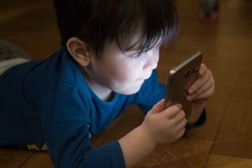 Waspada Anak Sering Main Gadget, Radiasi HP Bisa Akibatkan Penyakit Mata Ini