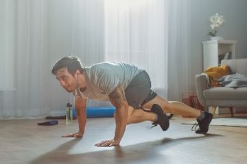 Contoh kardio yoga, menggabungkan gerakan mendaki (climb) dengan pose papan (plank). 