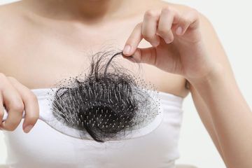 Menggaruk kulit kepala yang berketombe dapat menyebabkan luka yang berakibat pada kerontokan rambut.