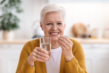 4 vitamin untuk kesehatan tulang yang perlu dipenuhi lansia demi mendapatkan tulang sehat dan kuat.