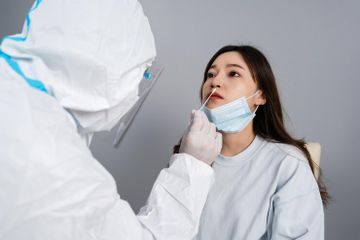 Setelah dinyatakan positif lewat antigen, pasien Covid-19 menjalani tes PCR.