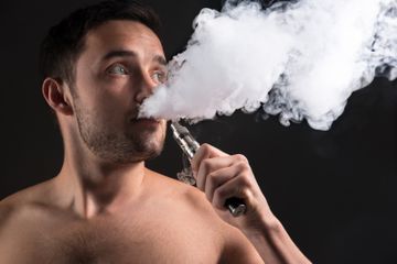 Paparan senyawa kimia pada asap vape lama-kelamaan dapat meningkatkan risiko kanker paru.