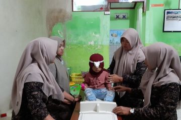 Rutin memeriksa tumbuh kembang anak merupakan langkah mencegah stunting.
