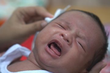 Wajib Tahu Penyebab Bayi Jarang Buang Air Kecil dan Cara ...