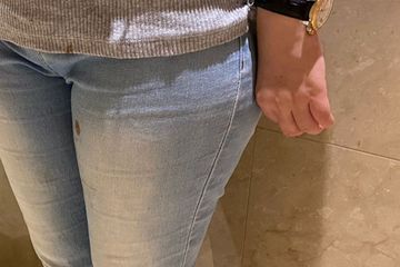 Ingin mencari cara membersihkan noda minyak pada celana jins? Moms wajib baca salah satu cara mudah dan cepatnya disini.