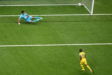 Momen striker timnas Ekuador, Enner Valencia, mencetak gol dari titik putih ke gawang timnas Qatar yang dijaga kiper Saad Al Sheeb pada partai perdana Grup A Piala Dunia 2022 di Al Bayt Stadium, Minggu (20/11/2022).