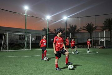 Anak-anak berlatih di lapangan sepak bola di Cedars Sports Academy di ibu kota Qatar, Doha, pada 8 November 2022.    