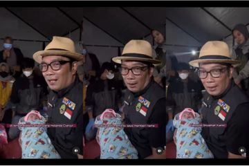 Ridwan Kamil saat jenguk bayi perempuan yang lahir di tenda pengungsian