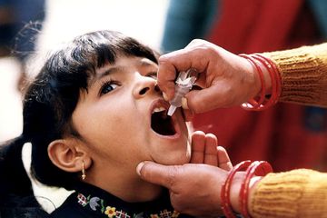 Pemberian vaksinasi massal Polio pada anak dilakukan secara bertahap.