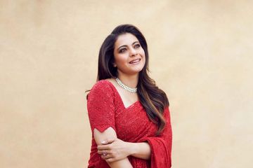 Potret Kajol yang Sangat Anggun dengan Sari Merah Merona Khas ...