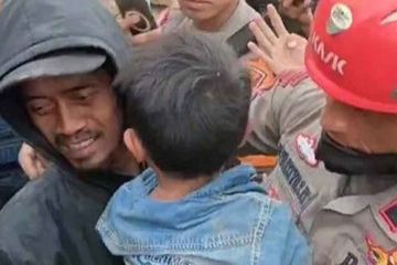 Azka alami dehidrasi hingga tubuh lemas, akibat tertimpa reruntuhan rumah dan tak minum sama sekali.