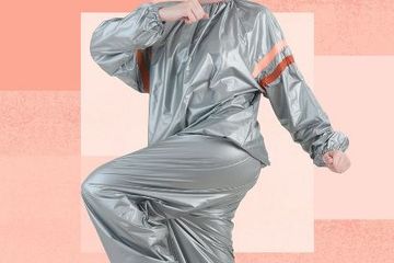 Baju sauna membuat kita berkeringat lebih banyak sehingga lebih membakar kalori.
