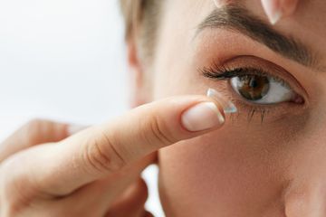 Penggunaan softlens harus hati-hati karena inilah bahaya pakai softlens bisa sebabkan penyakit mata.