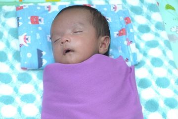 Cara memakai bedong bayi yang aman.