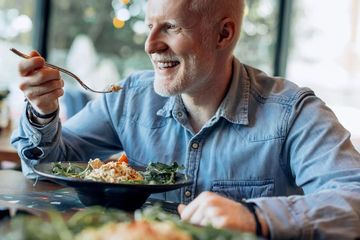 Kita tetap bisa makan enak dengan menerapkan menu makanan umtuk penderita kolesterol.