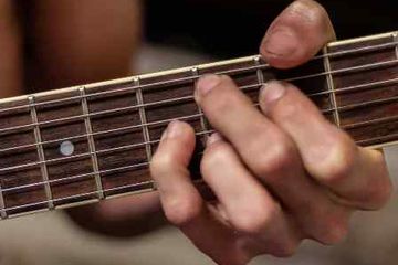 Sering bermain gitar bisa menyebabkan kapalan di tangan