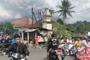 Gunung Semeru kembali mengeluarkan awan panas pada Minggu 4 Desember 2022