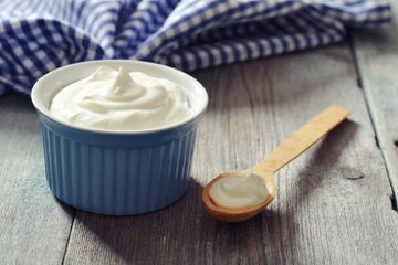 Selain kunyit dan cuka apel, yogurt juga bisa jadi obat panu alami