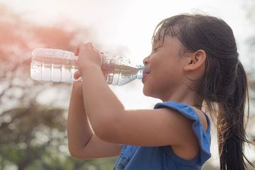 Biasakan konsumsi air putih bisa jadi satu dari tujuh tips menjaga ginjal sehat pada anak. Simak tips lainnya.