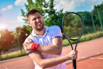 Gerakan yang dilakukan saat tennis rentan menyebabkan cedara bahu saat olahraga.