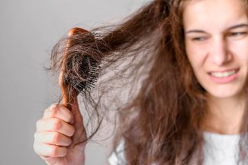 Rambut Rontok Setiap Nyisir, Tanda Tubuh Kekurangan Vitamin Ini