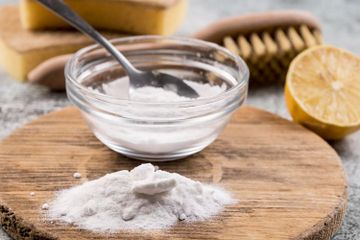 Menghilangkan panu dengan soda kue jadi salah satu alternatif menghilangkan masalah kulit ini