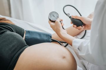 Agar perjalanan aman dan nyaman, sebelum bepergian ibu hamil hendaknya lakukan pemeriksaan dulu ke dokter.