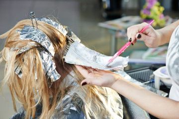 Mengapa Rambut Rontok Parah Setelah Bleaching? Begini Mengatasinya!