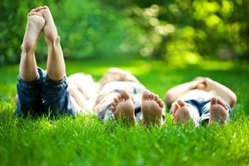 Kita dapat membantu menghilangkan kapalan di kaki anak dengan berbagai cara. 