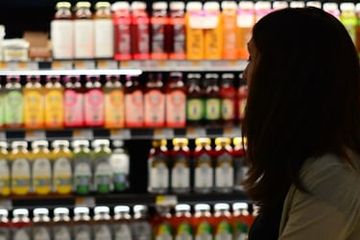 Jokowi setujui cukai minuman berpemanis, efektifkah turunkan konsumsi gula masyarakat? Kenali dampaknya bagi kesehatan.