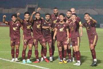 Skuad PSM Makassar merayakan gol yang dicetak Kenzo Nambu saat melawan PSIS Semarang pada pekan ke-16 Liga 1 2022-2023.
