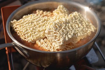 Siapa bilang mi instan sebabkan usus buntu?