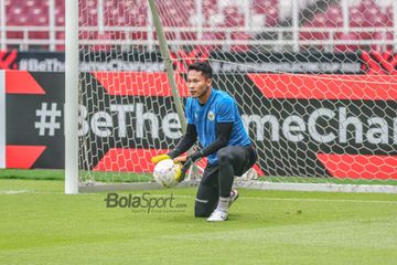 Kiper timnas Indonesia, Syahrul Trisna Fadillah, tampak sedang menangkap bola saat berlatih di Stadion Gelora Bung Karno, Senayan, Jakarta, 28 Desember 2022.