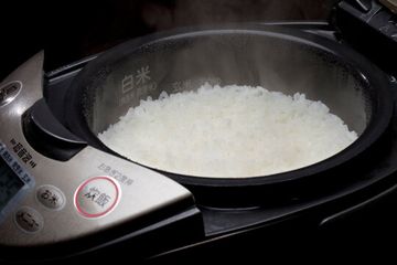 Trik masak nasi biar gak lengket di panci rice cooker wajib diketahui para ibu rumah tangga.